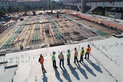 七名建筑工人站在白色的场地上